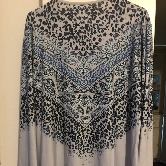 Long sleeved 2X Tee shirt with patterns, folds, and buttons in blues. - Picture 5 of 11